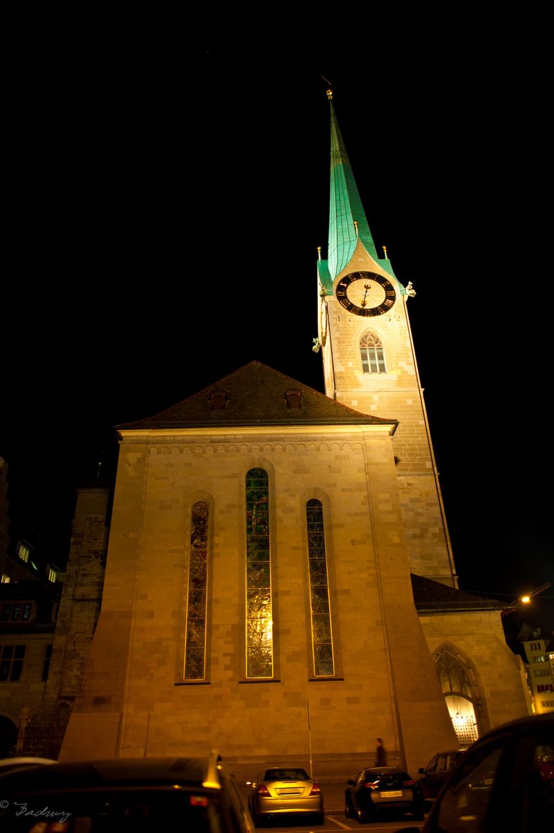 Das Fraumünster mit Uhrturm bei Nacht