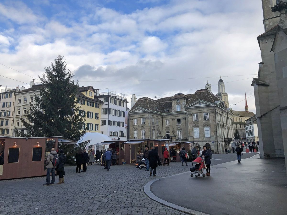 Weihnachtsmarkt auf dem Münsterhof in der Zürcher Altstadt