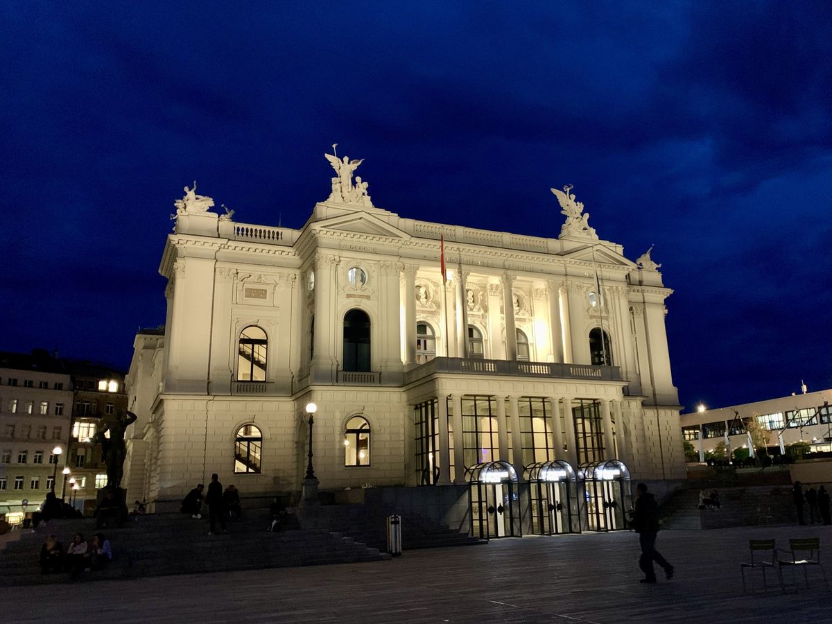 Das beleuchtete Opernhaus Zürich am Sechseläutenplatz bei Nacht