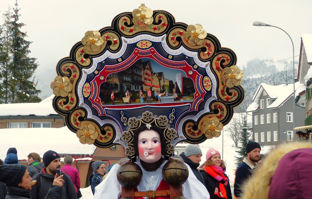 Ein Silvesterchlaus mit großer verzierter Kopfbedeckung in Urnäsch