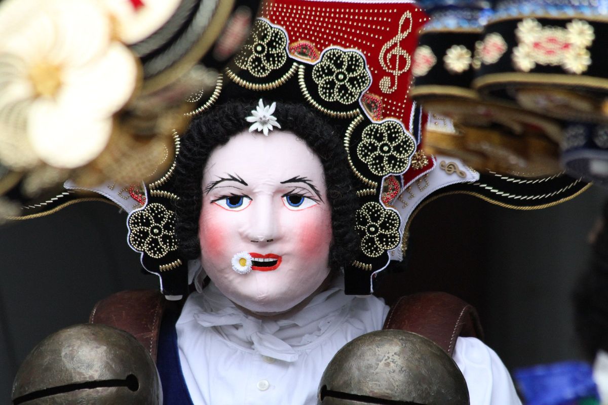 Maske und Glocken eines schönen Silvesterchlauses