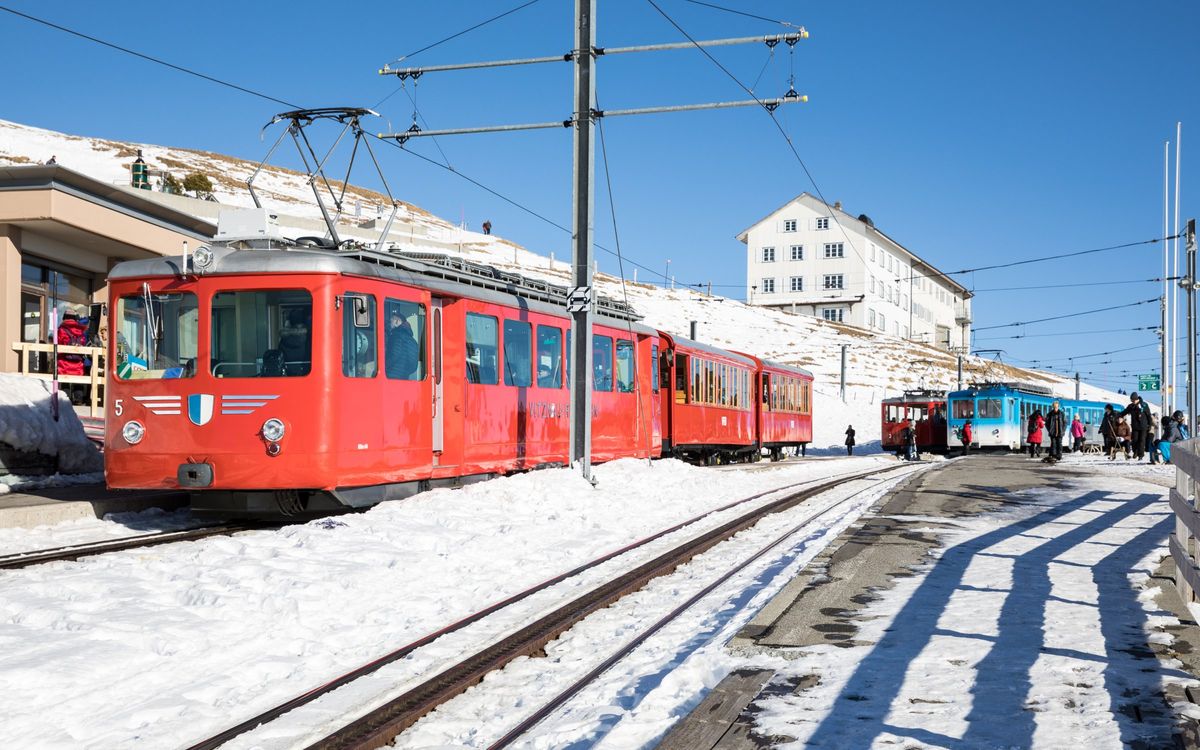 Rote Zahnradbahn am verschneiten Bahnhof Rigi Kulm