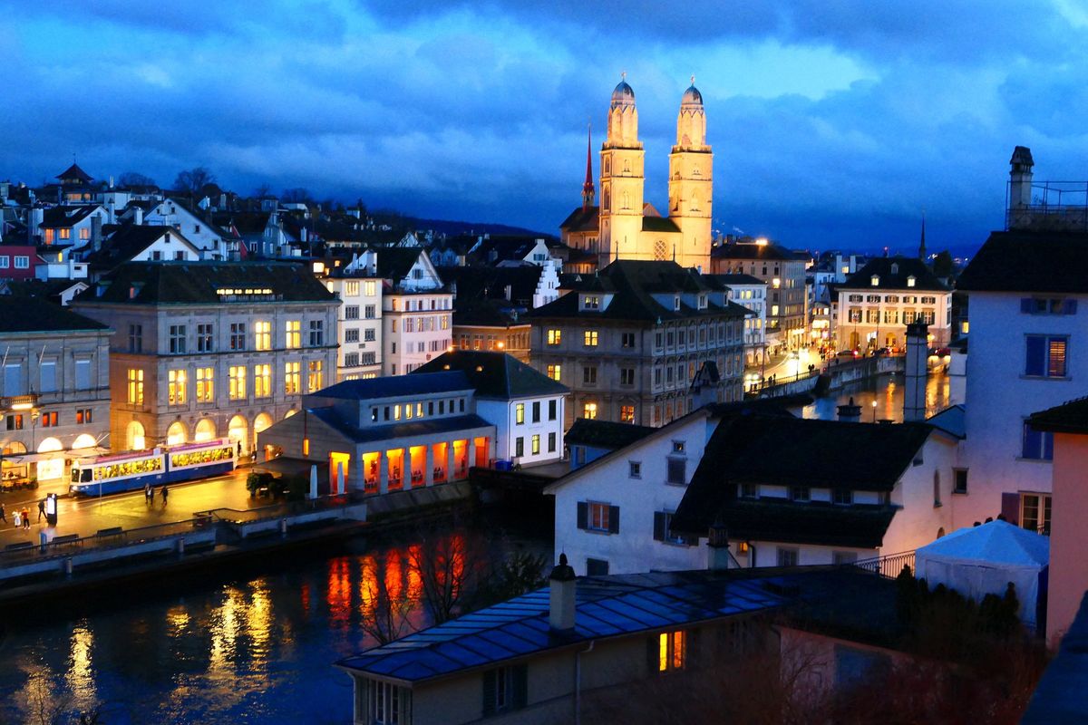 Das Grossmünster und die Altstadt an einem Winterabend