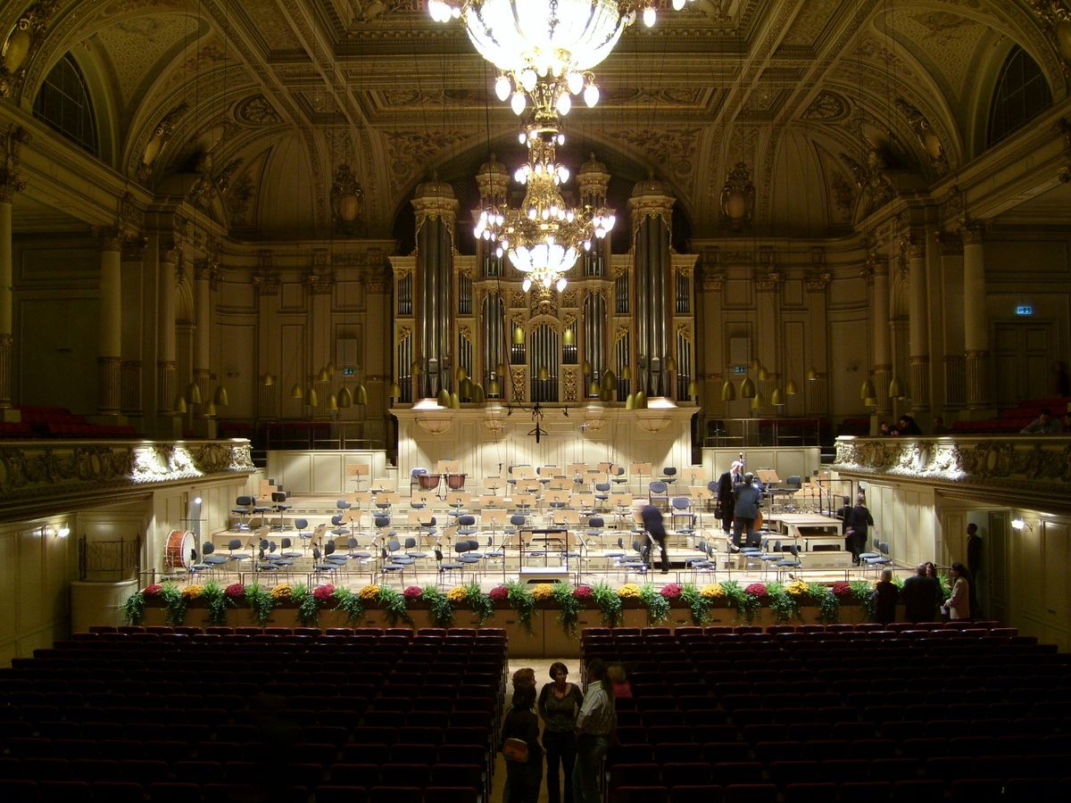 Der Große Saal der Tonhalle Zürich mit Orgel und Kronleuchtern