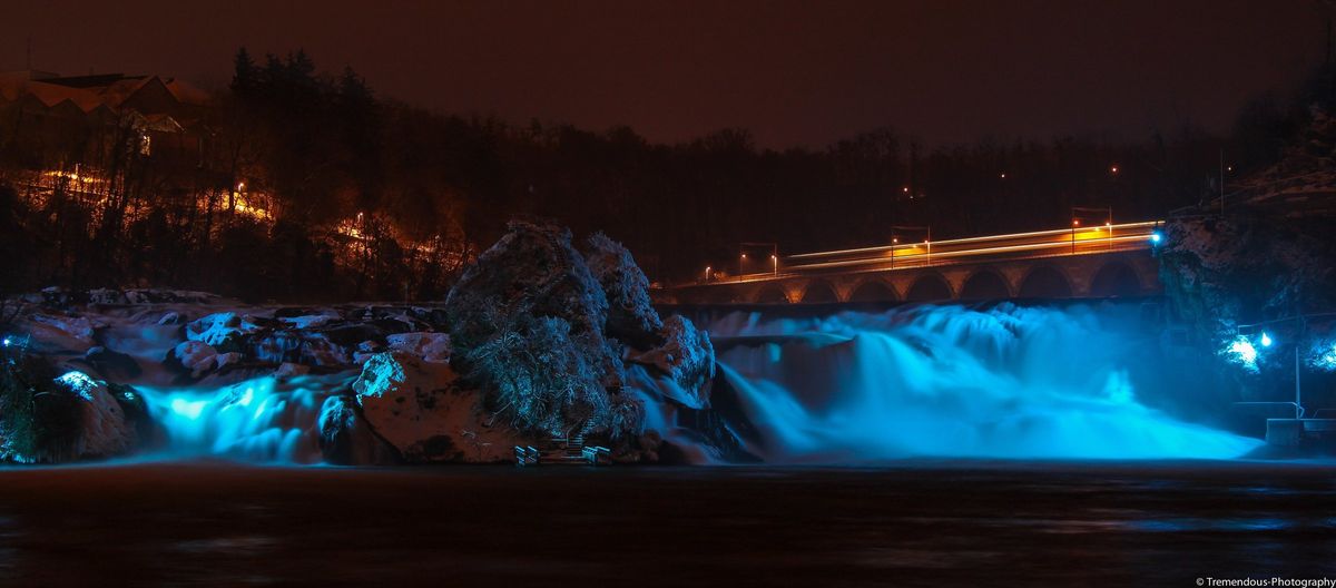 Der beleuchtete Rheinfall bei Nacht